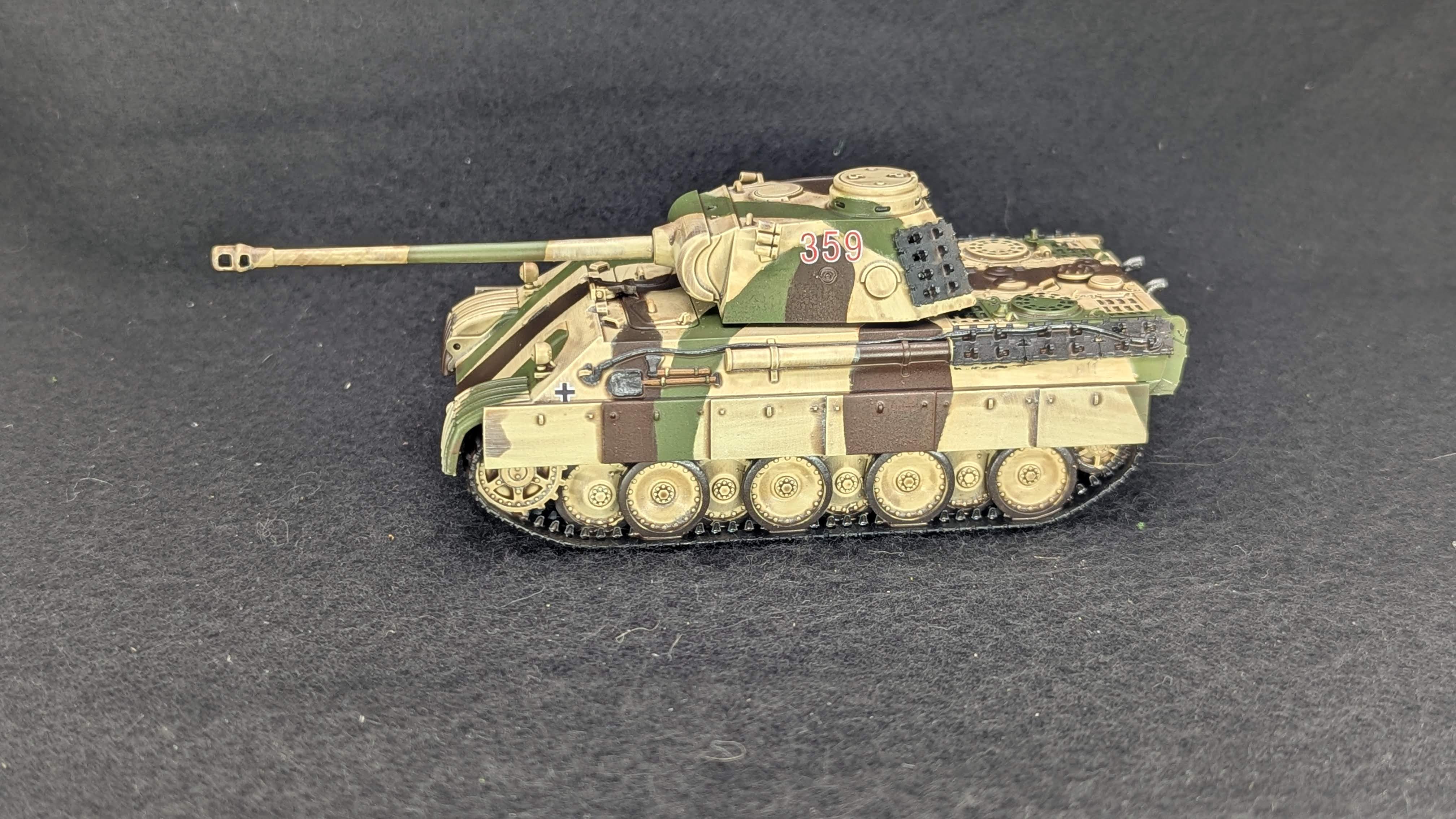 Panzer V Panther Ausf.D + 3 Tankmen (Germany, WW2)